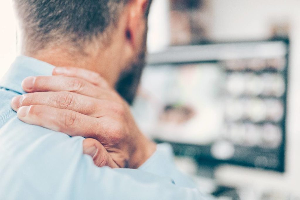 Personne ayant des douleurs musculaires liées au travail sur écran